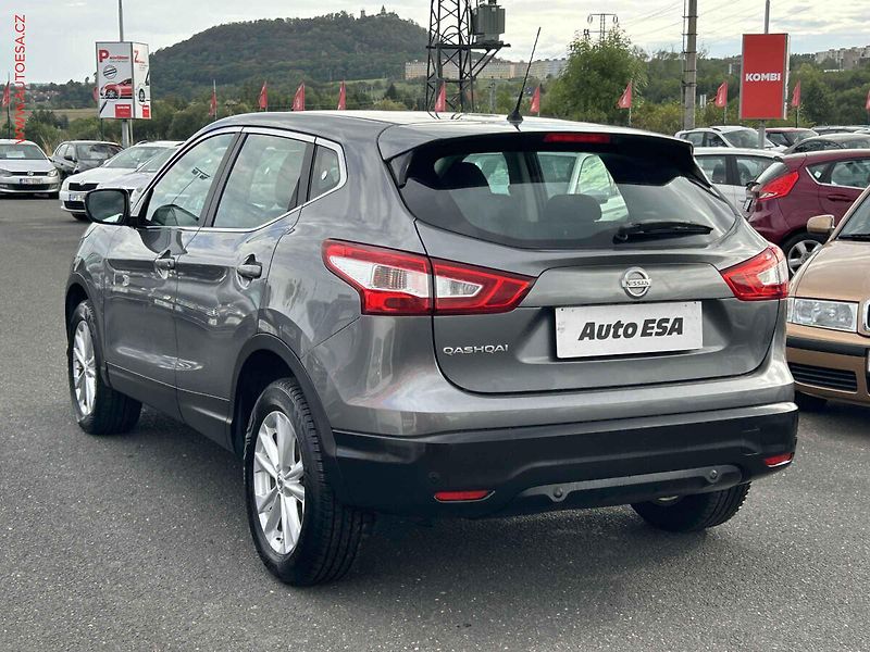Nissan Qashqai (2014) 1.2 DiG-T, AC, park. kamera - fotka 6 z 20