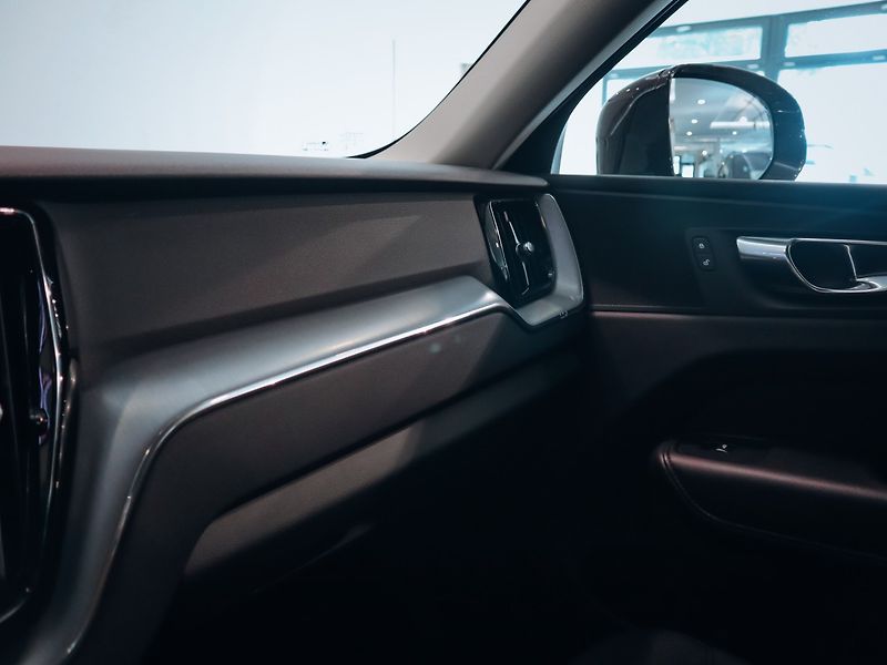 Volvo XC60 B4 AWD Momentum Pro - fotka 12 z 28