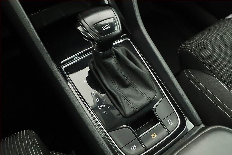 Škoda Karoq (2019) Style 1.6 TDI, Automat, Navi - fotka 10 z 21