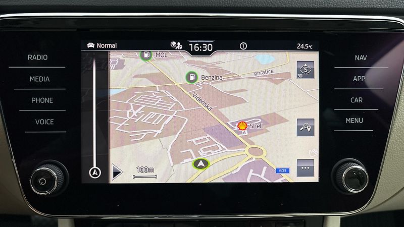 Škoda Superb 2.0 TDI DSG 4x4 Style Combi - fotka 31 z 34