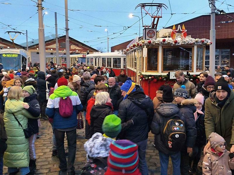 Vánoční flotila pražského dopravního podniku.
