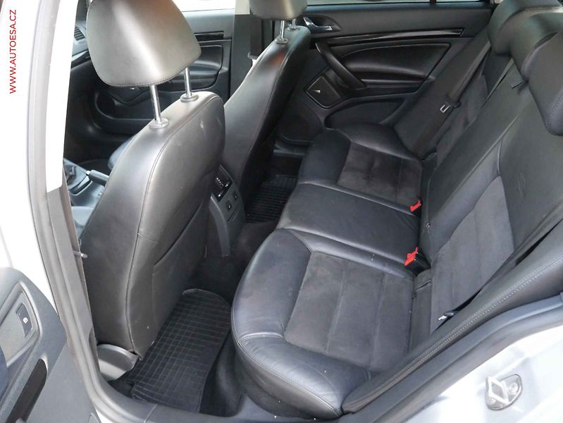 Škoda Octavia (2010) 2.0TDi 4x4, Navi, xenon - fotka 10 z 21
