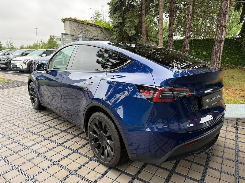 Tesla Model Y Long Range AWD - fotka 4 z 41