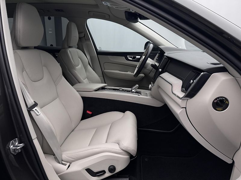 Volvo XC60 B5 AWD INSCRIPTION AUT  - fotka 29 z 56