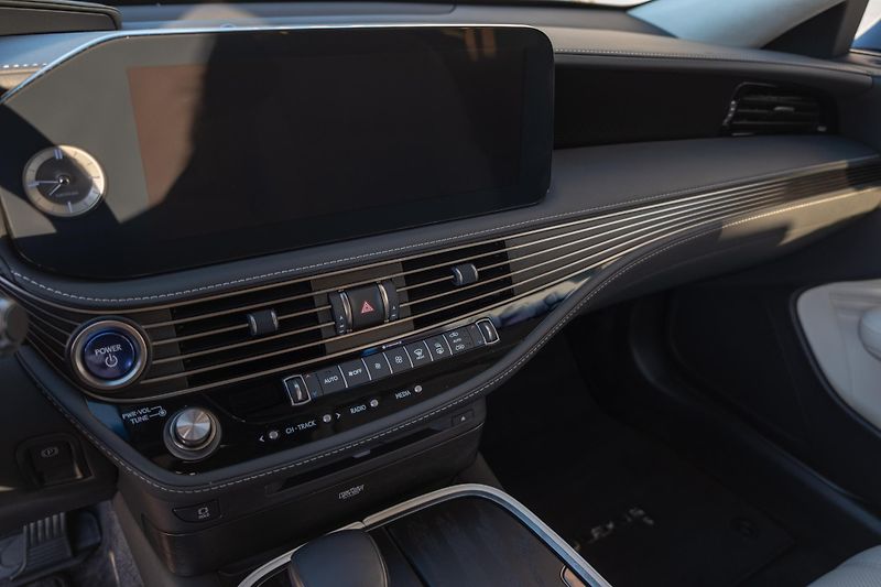 Lexus LS 500h (2022) Prestige, Mark Levinson, LED - fotka 13 z 22