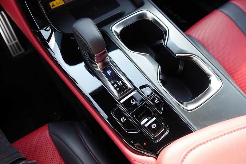 Lexus NX 350h 2,5HSD 140kW F-Sport 4x4 - fotka 24 z 37