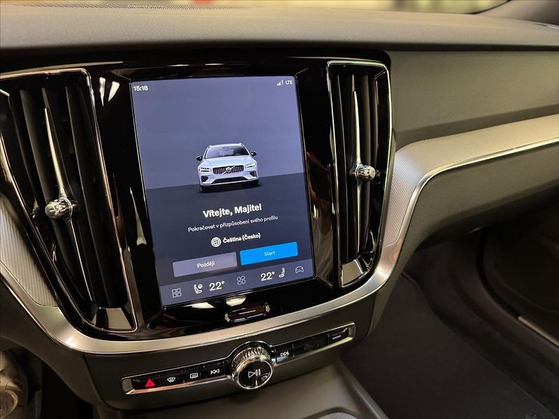 Volvo V60 2,0 B4 Plus Dark 1228 - fotka 9 z 15