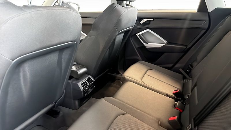 Audi Q3 35TFSI NezTop LED Taž Cockpit - fotka 13 z 16
