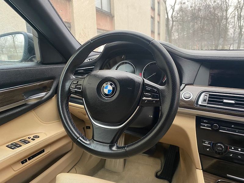 BMW Řada 7 (2009) - fotka 14 z 47