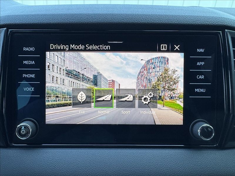 Škoda Karoq 1,5 TSI DSG SPORTLINE DPH ČR - fotka 43 z 50