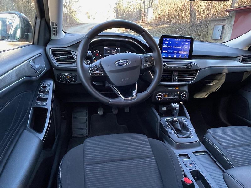 Ford Focus (2021) 1.0 EcoBoost mHEV Titanium - fotka 13 z 36