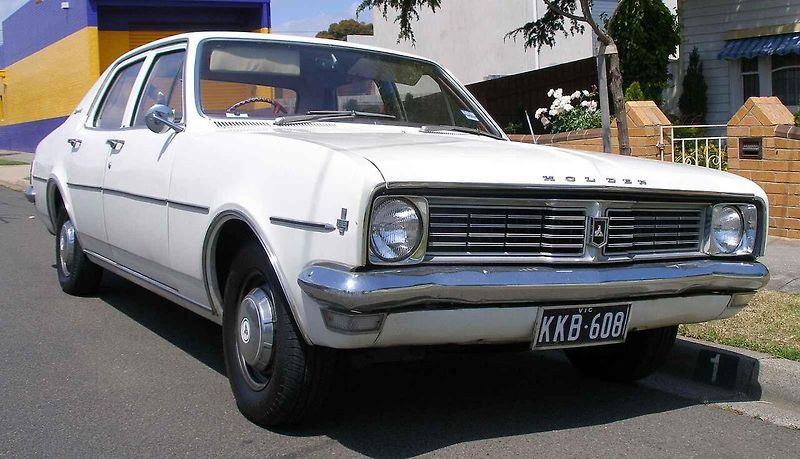 Automobil Holden Kingswood z roku 1971 doprovází hlavního hrdinu novozélandského seriálu Vraždy v Brokenwoodu, detektiv starší seržant Mike Shepherd, kterého hraje Neill Rea.
