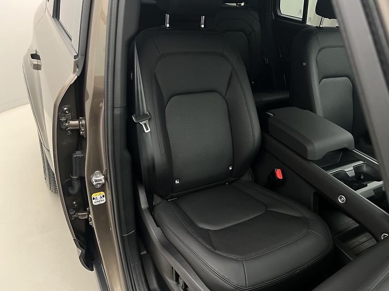 Land Rover Defender 110 D300 X-DYNAMIC SE 1. maj. - fotka 20 z 45