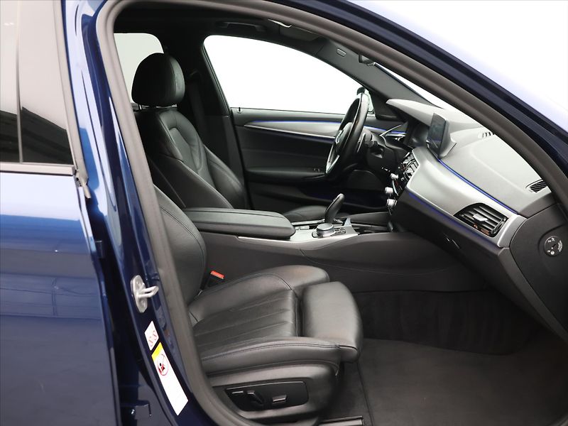 BMW Řada 5 3,0 530d xDrive 195kW M-paket - fotka 13 z 34