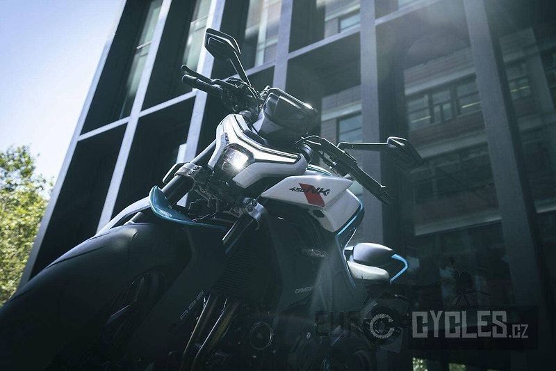 CFMOTO 450 NK (2026) - fotka 19 z 20