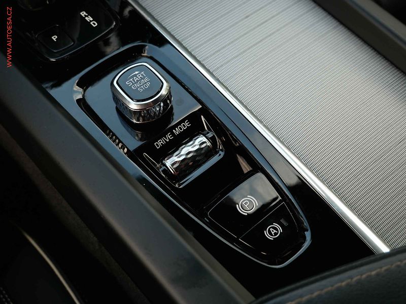 Volvo XC60 (2019) 2.0 D 4x4, R-design, AT, LED - fotka 15 z 24