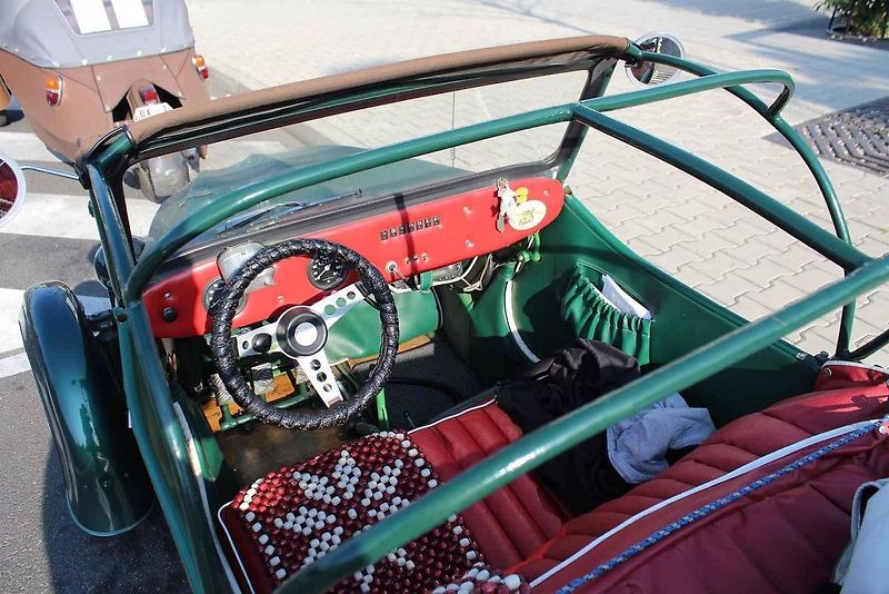 V retro auto muzeu Veteráni Litvínov měli ve středu zastávkou účastníci Velorex čundru 2024 na svém putování po severních Čechách. S nejstarším Velorexem z roku 1962 jede Petr Žůrek ze Světlé nad Sázavou.