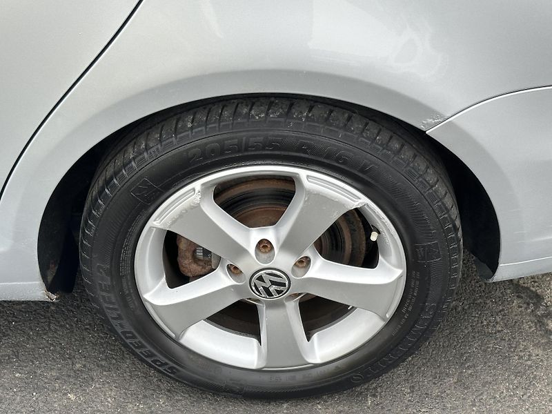 Volkswagen Golf (2012) KOMBI 1.6TDI/77kW *KLIMA*1.Maj - fotka 27 z 30