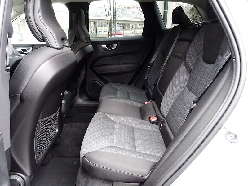 Volvo XC60 B4 145kW AWD LED Mild-Hybrid - fotka 25 z 33