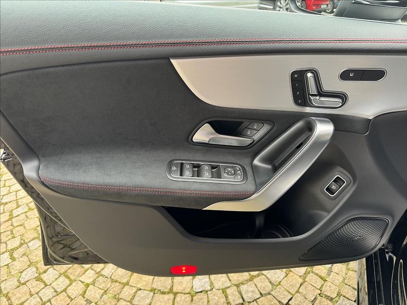 Mercedes-Benz CLA 200d Shooting Brake - fotka 4 z 31
