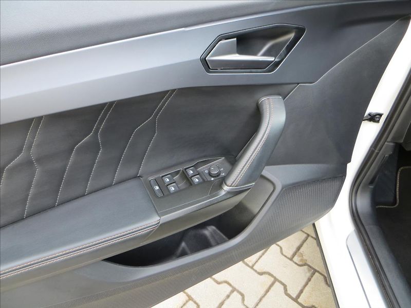 Cupra Formentor 1,5 TSI 110Kw DSG ACC LED ČR - fotka 11 z 22