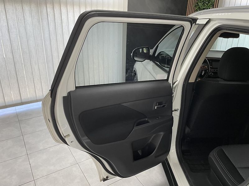 Mitsubishi Outlander 2.0 MIVEC AT 4x4 ČR REZERVACE - fotka 17 z 25