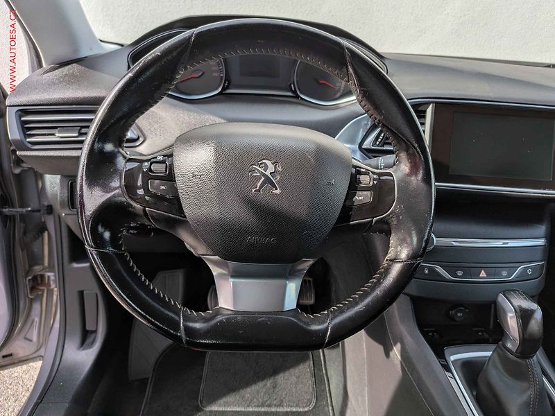 Peugeot 308 (2017) 1.2PT, 1.maj,ČR, AC, park - fotka 12 z 15