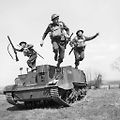 Výcvik britské pěchoty v dubnu 1941 v severním Irsku. Universal/Bren Carrier u toho samozřejmě nemohl chybět.