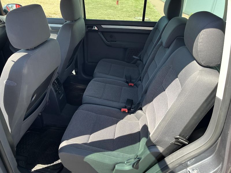 Volkswagen Touran 1.9 TDi DSG Highline - fotka 11 z 27