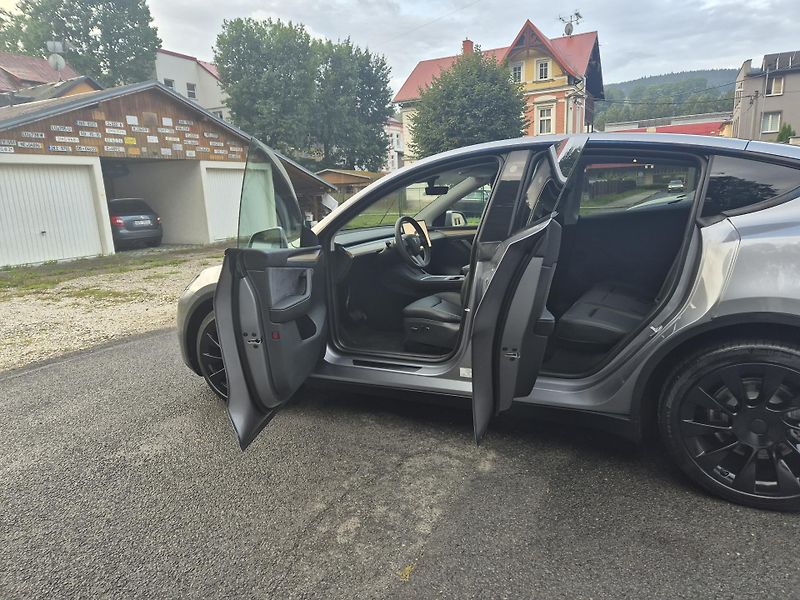 Tesla Model Y LONG RANGE DUAL MOTOR 95,0% - fotka 13 z 49