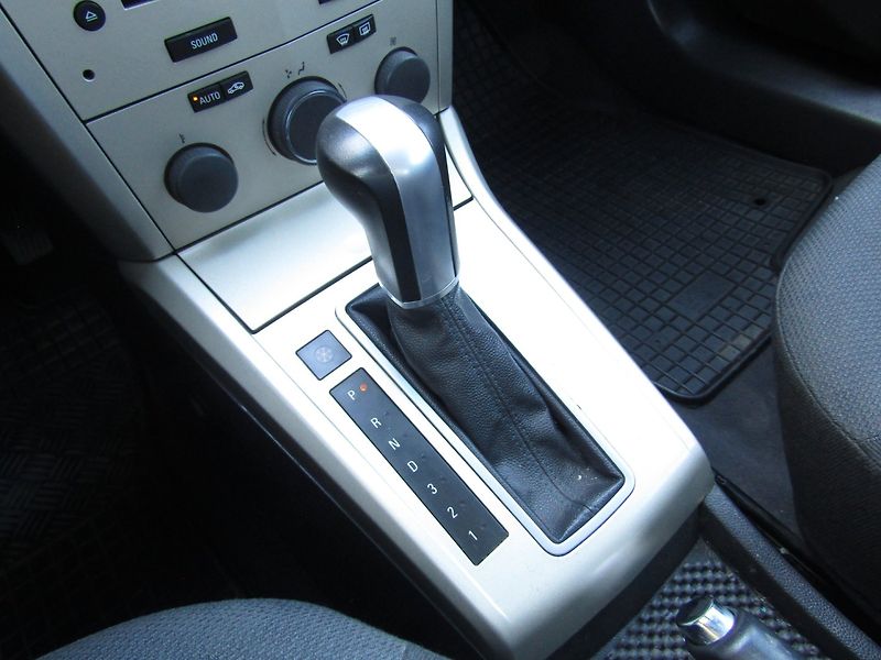 Opel Astra (2007) 1.8 16V AUTOMAT - fotka 32 z 35