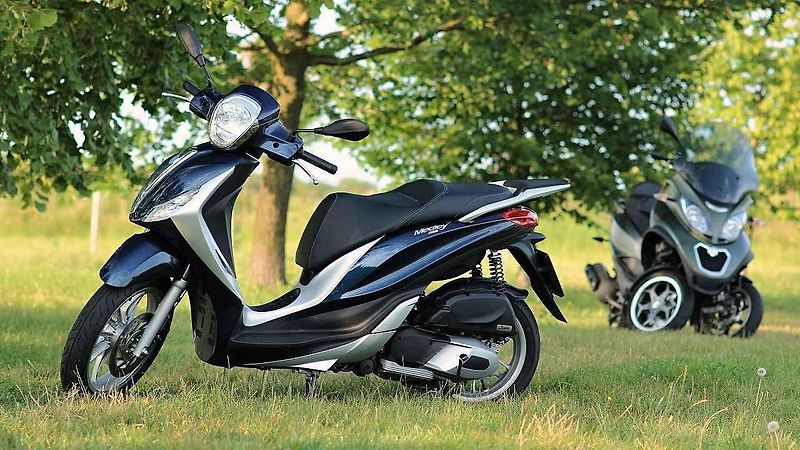 Piaggio MP3 500ie Sport LT (vlevo) a Piaggio Medley 125ie.