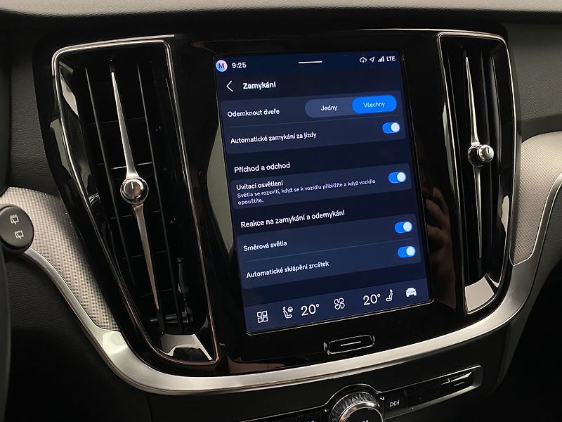 Volvo V60 B4 DARK PLUS AUT CZ - fotka 51 z 54