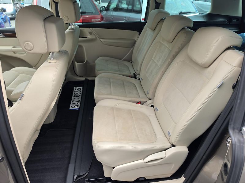 Volkswagen Sharan 2.0TSI Highline 7 TZ Masáž Led - fotka 8 z 24