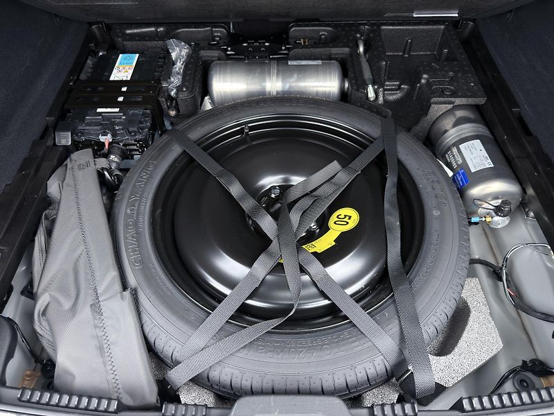 Volvo XC60 B5 AWD ULTRA / B&W / REZERVACE - fotka 20 z 56