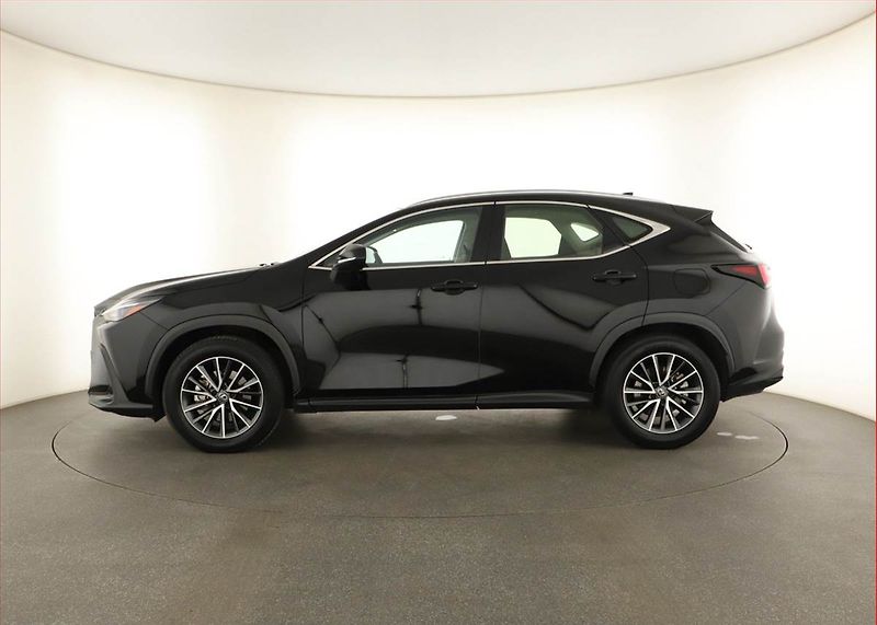 Lexus NX 200t (2024) 350h - fotka 3 z 16