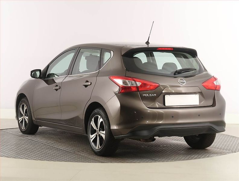 Nissan Pulsar (2015) 1.2 DIG-T, Park. senzory - fotka 4 z 18