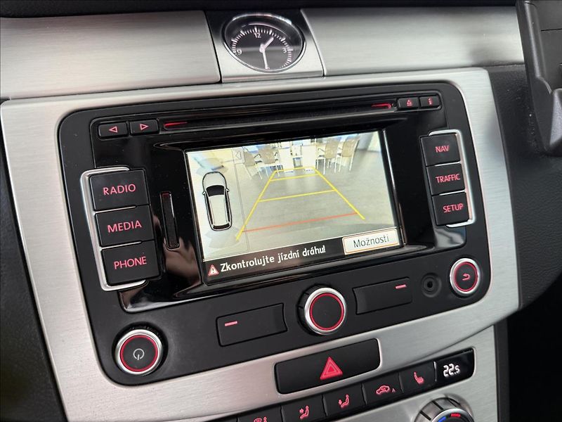 Volkswagen Passat 2,0   DSG,HIGHLINE,SERVISKA - fotka 26 z 30