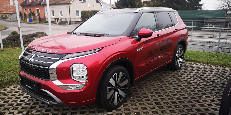 Mitsubishi Outlander 2.4 PHEV INSTYLE 4WD NOVÝ VŮZ - fotka 5 z 11