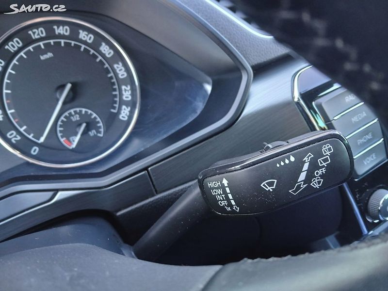 Škoda Superb 2.0 TDI 110kW - fotka 15 z 35