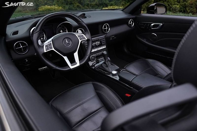 Mercedes-Benz SLK (2012) 55 AMG V8 310KW MAGIC SKY - fotka 13 z 24