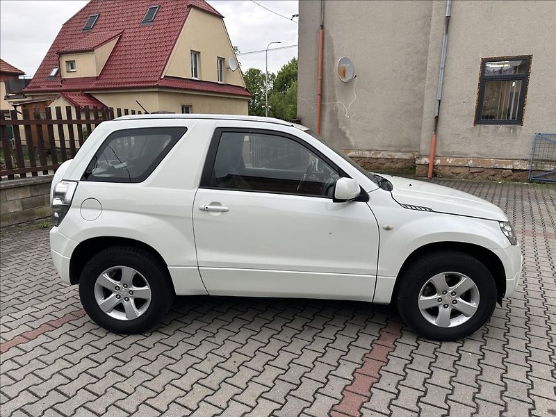 Suzuki Grand Vitara 1,6 4x4 - fotka 2 z 18