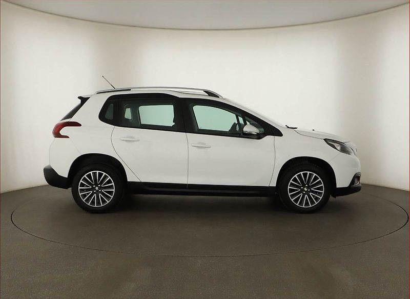 Peugeot 2008 (2019) 1.2 PureTech, Tempomat - fotka 6 z 16