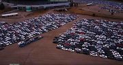 Odložené Volkswageny na zavřeném stadionu Pontiac Silverdome.