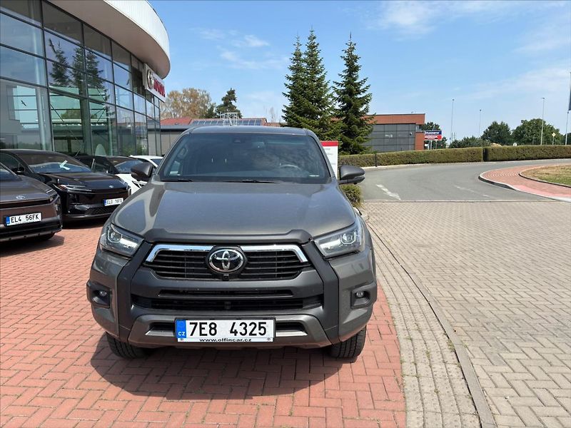 Toyota Hilux 2,8   INVINCIBLE - fotka 2 z 8