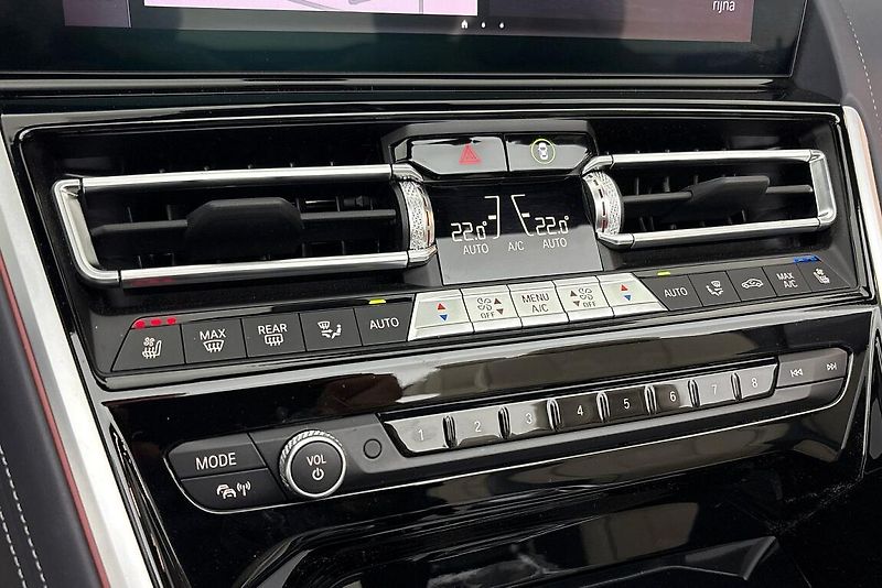 BMW Řada 8 M850i xDrive - fotka 26 z 33