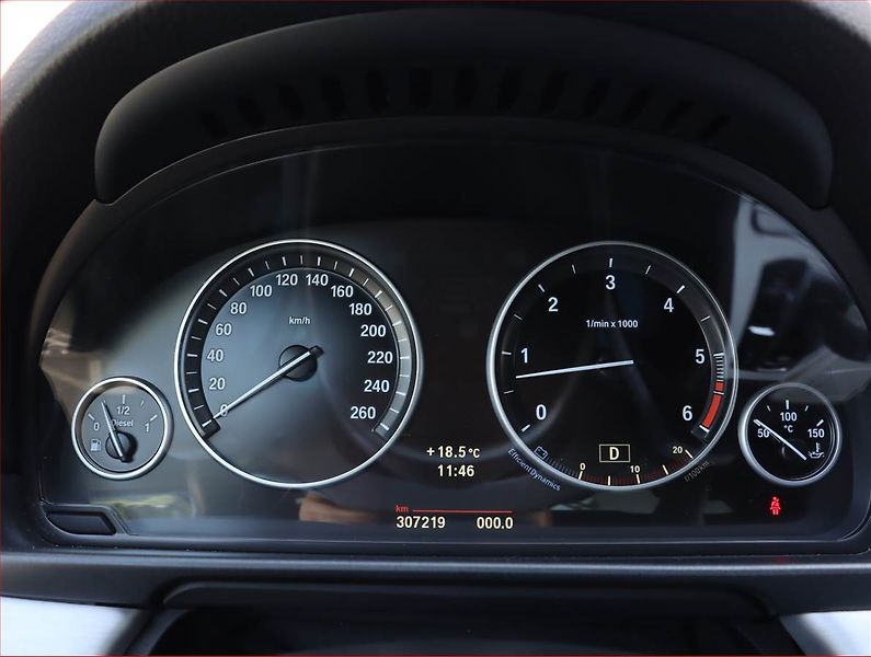 BMW Řada 5 (2013) M Sport 530d xDrive, 4X4 - fotka 11 z 20