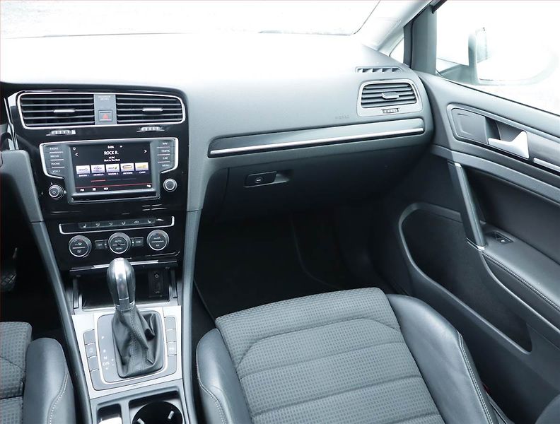 Volkswagen Golf (2015) Highline 2.0 TDI, Automat - fotka 8 z 20