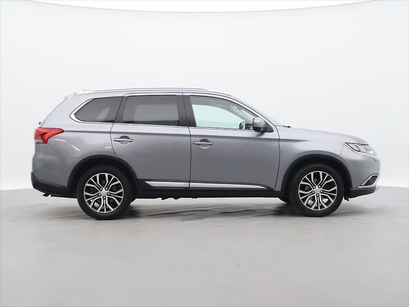 Mitsubishi Outlander 2,0 MIVEC 110kW Intense 4WD - fotka 7 z 34
