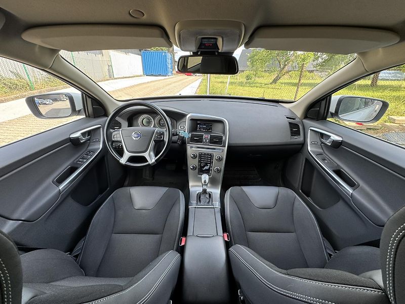 Volvo XC60 D4 AWD MOMENTUM - fotka 15 z 43